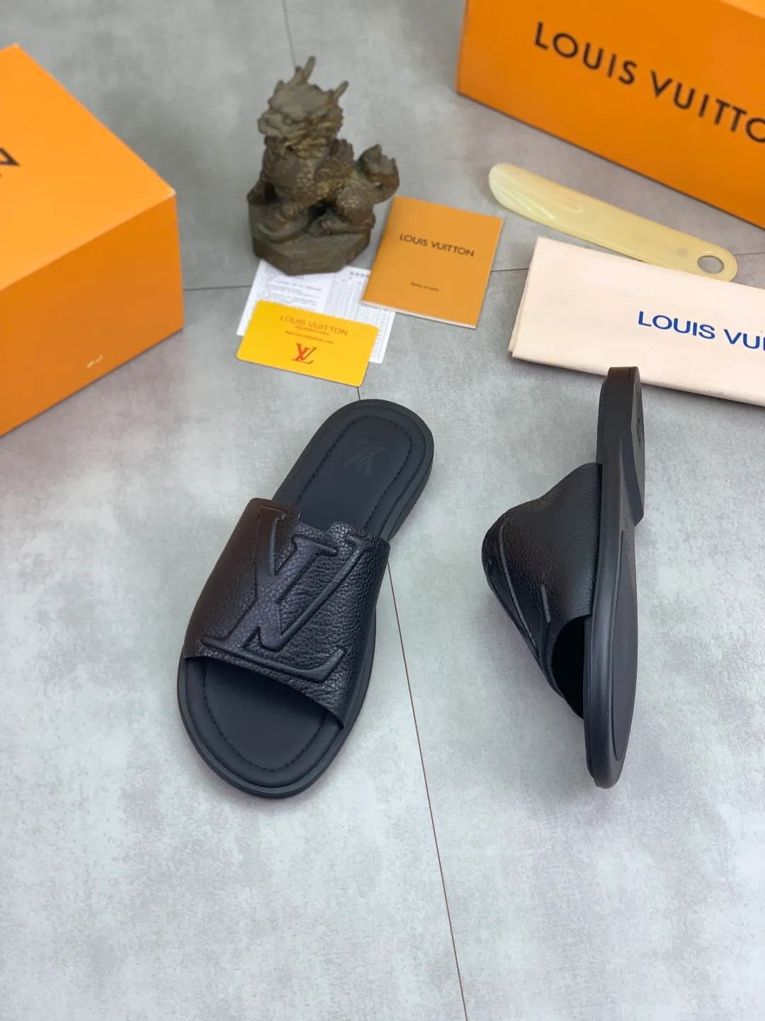 Men's shoes 💰P340 💰【New style】🆘 High quality 【LOUIS VUITTON】The popular Louis Vuitton LV men's slippers on the official website are on sale simultaneously! Original pebbled calfskin fabric imported from Italy. Original factory special supply. Size: 38-46. 4️⃣ colors available.